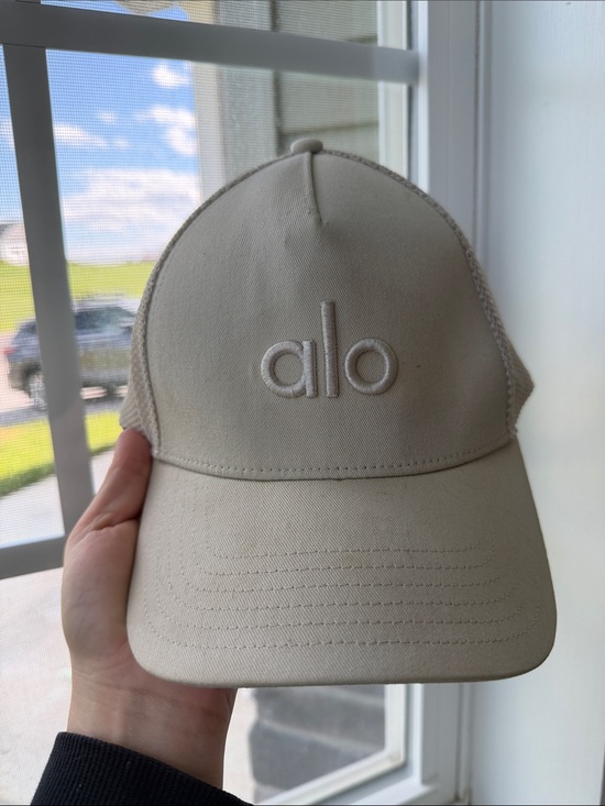 ALO Yoga Accessories - ALO Yoga Beige/Cream Mesh Trucker Hat